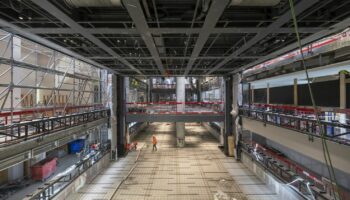 L'architecte Jean Nouvel présente le chantier de la nouvelle Fondation Cartier à Paris dont l'ouverture est prévue fin 2025