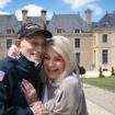 Harold Terens, vétéran américain de la Seconde Guerre mondiale âgé de 100 ans, et sa fiancée Jeanne Swerlin, âgée de 96 ans, posent devant leur logement, le château de Villers-Bocage, en France, le 5 juin 2024