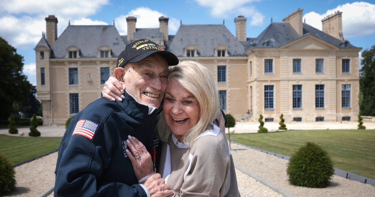 Harold Terens, vétéran américain de la Seconde Guerre mondiale âgé de 100 ans, et sa fiancée Jeanne Swerlin, âgée de 96 ans, posent devant leur logement, le château de Villers-Bocage, en France, le 5 juin 2024