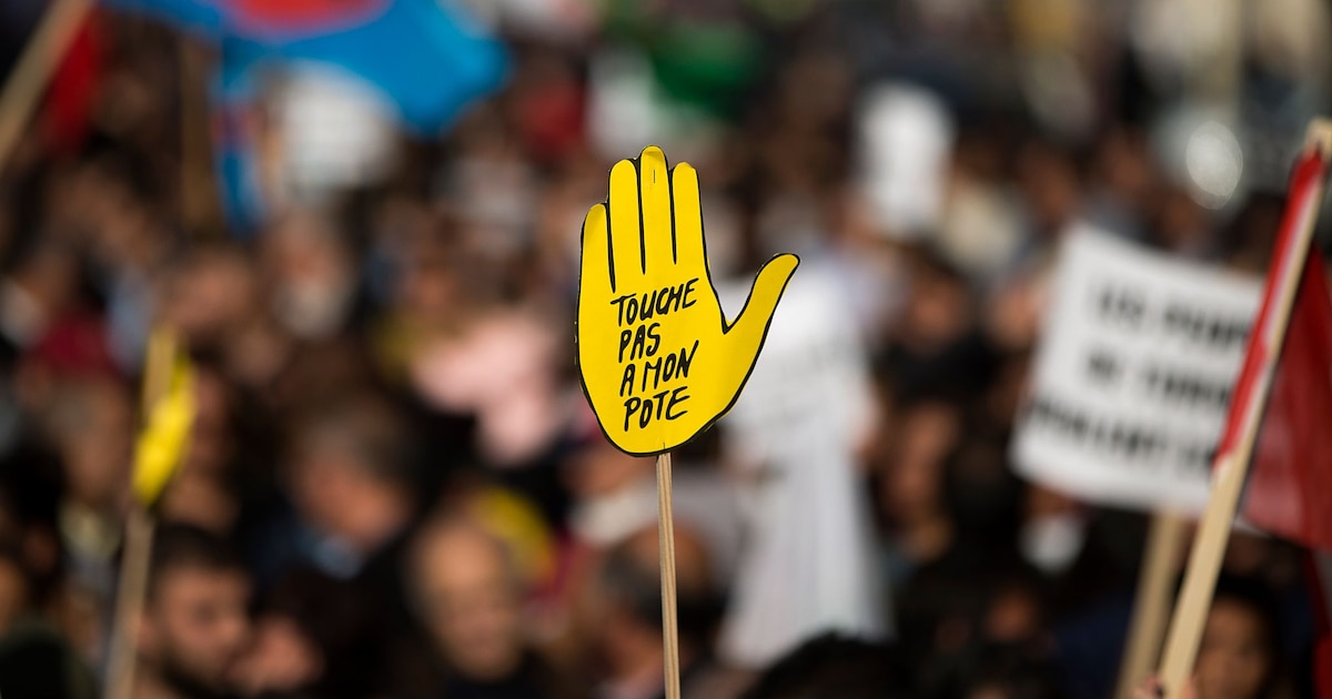 Le logo "Touche pas à mon pote" de SOS Racisme lors d'une manifestation à Paris, le 11 octobre 2015, en mémoire à la centaine de victimes d'un attentat-suicide à Ankara la veille