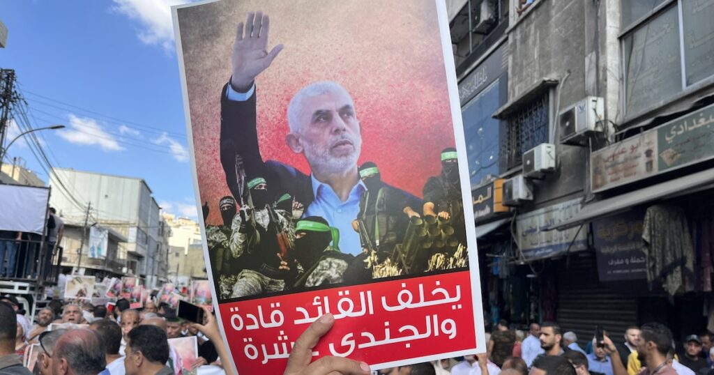 Des gens, tenant des banderoles et des drapeaux palestiniens, se rassemblent pour protester contre les attaques israéliennes sur Gaza et l'assassinat du chef du Bureau politique du Hamas, Yahya Sinwar, à Amman, en Jordanie, le 18 octobre 2024.