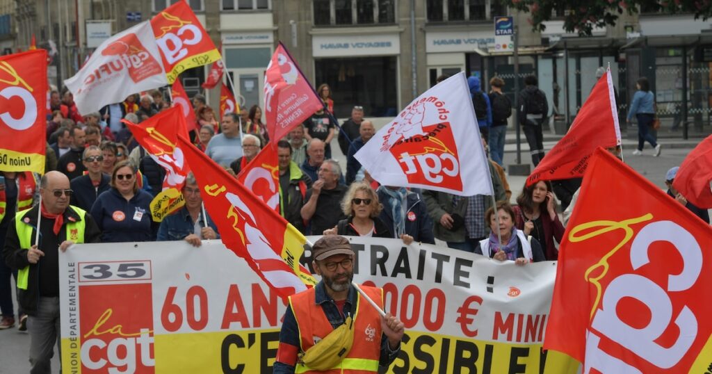 Des syndicalistes de la CGT brandissent des banderoles et des drapeaux lors d'une manifestation contre la réforme des retraites, à Rennes, le 23 mai 2023