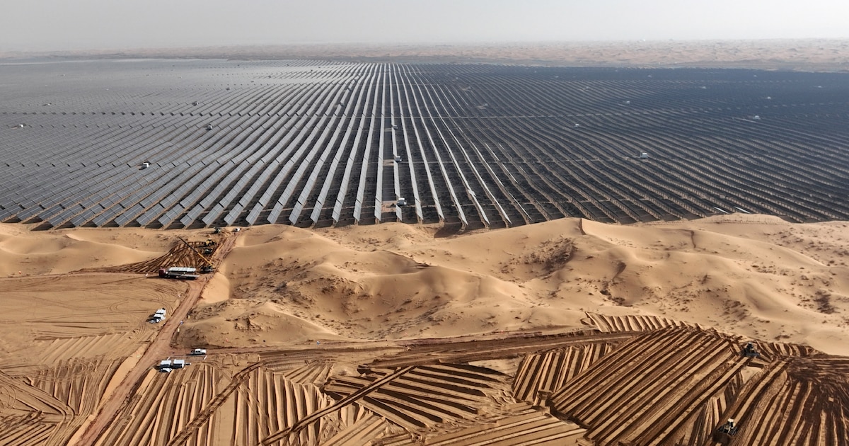 Des véhicules préparent le terrain avant l'installation de nouveaux panneaux solaires pour la centrale énergétique de Ningxia, dans le désert de Tengger, en Chine, le 9 décembre 2023