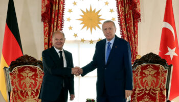 À Istanbul, Recep Tayyip Erdogan salue les "efforts" de son "cher ami" Olaf Scholz