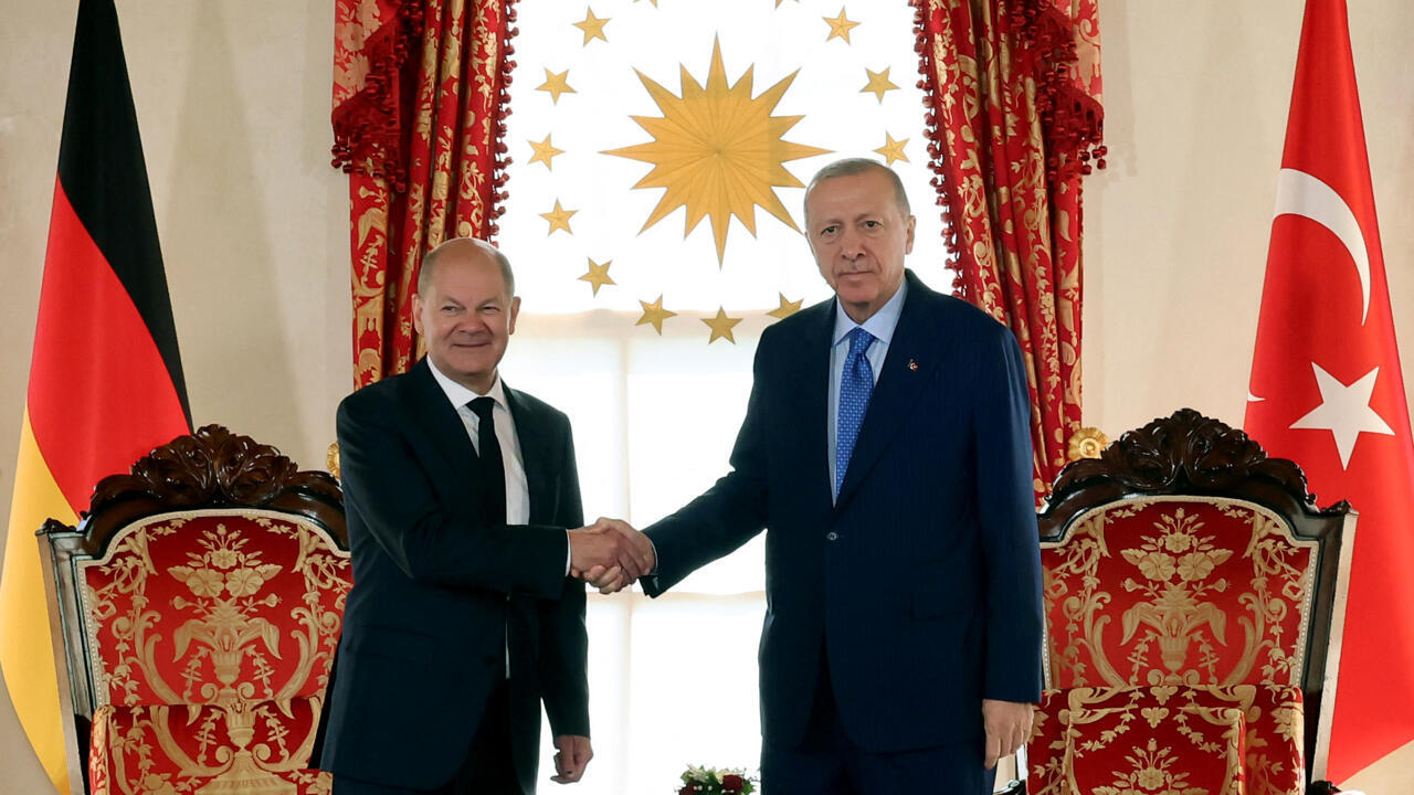 À Istanbul, Recep Tayyip Erdogan salue les "efforts" de son "cher ami" Olaf Scholz