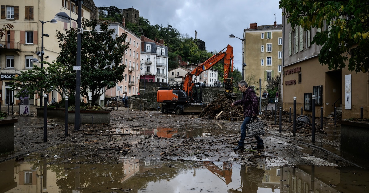 Un habitant traverse une rue inondée d'Annonay, en Ardèche, le 17 octobre 2024