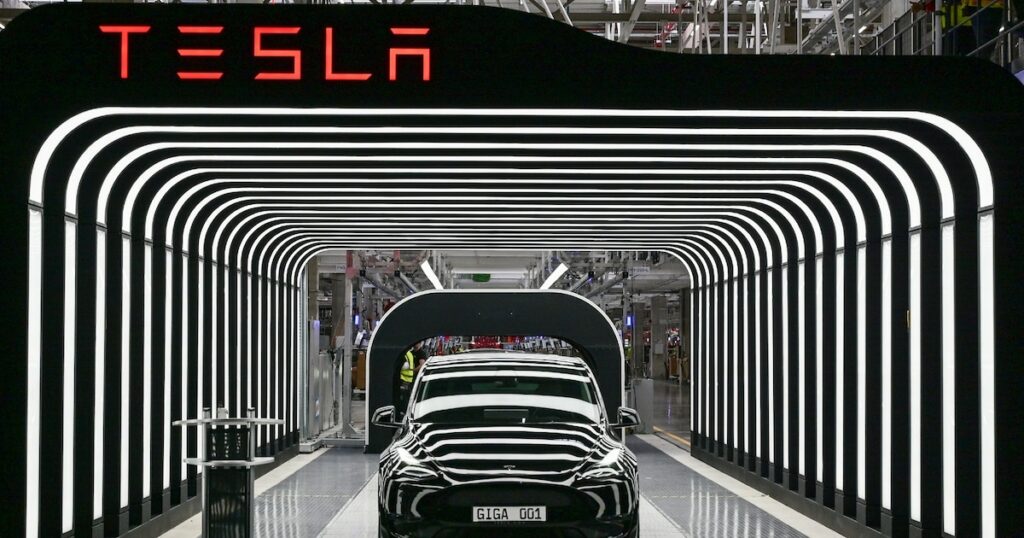 Le modèle Y de Tesla dans l'usine de Grünheide, près de Berlin, le 22 mars 2022