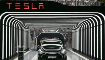 Le modèle Y de Tesla dans l'usine de Grünheide, près de Berlin, le 22 mars 2022