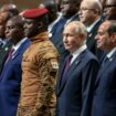 Le président russe Vladimir Poutine entouré de dirigeants africains au sommet Russie-Afrique de Saint-Pétersbourg le 28 juillet 2023