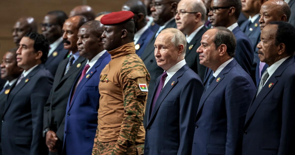 Le président russe Vladimir Poutine entouré de dirigeants africains au sommet Russie-Afrique de Saint-Pétersbourg le 28 juillet 2023