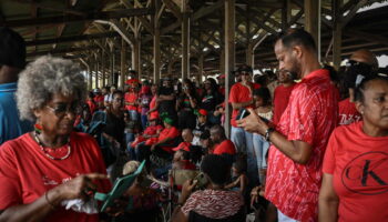 En Martinique, des milliers de manifestants vêtus de rouge poursuivent le mouvement contre la vie chère