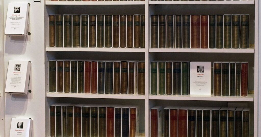 Photo prise le 22 mars 2003, porte de Versailles à Paris, des ouvrages de la "Bibliothèque de la Pléiade" exposés sur leur stand du salon du livre