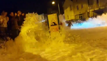 À Saint-Malo, les images impressionnantes de vagues géants balayant des passant sur la chaussée