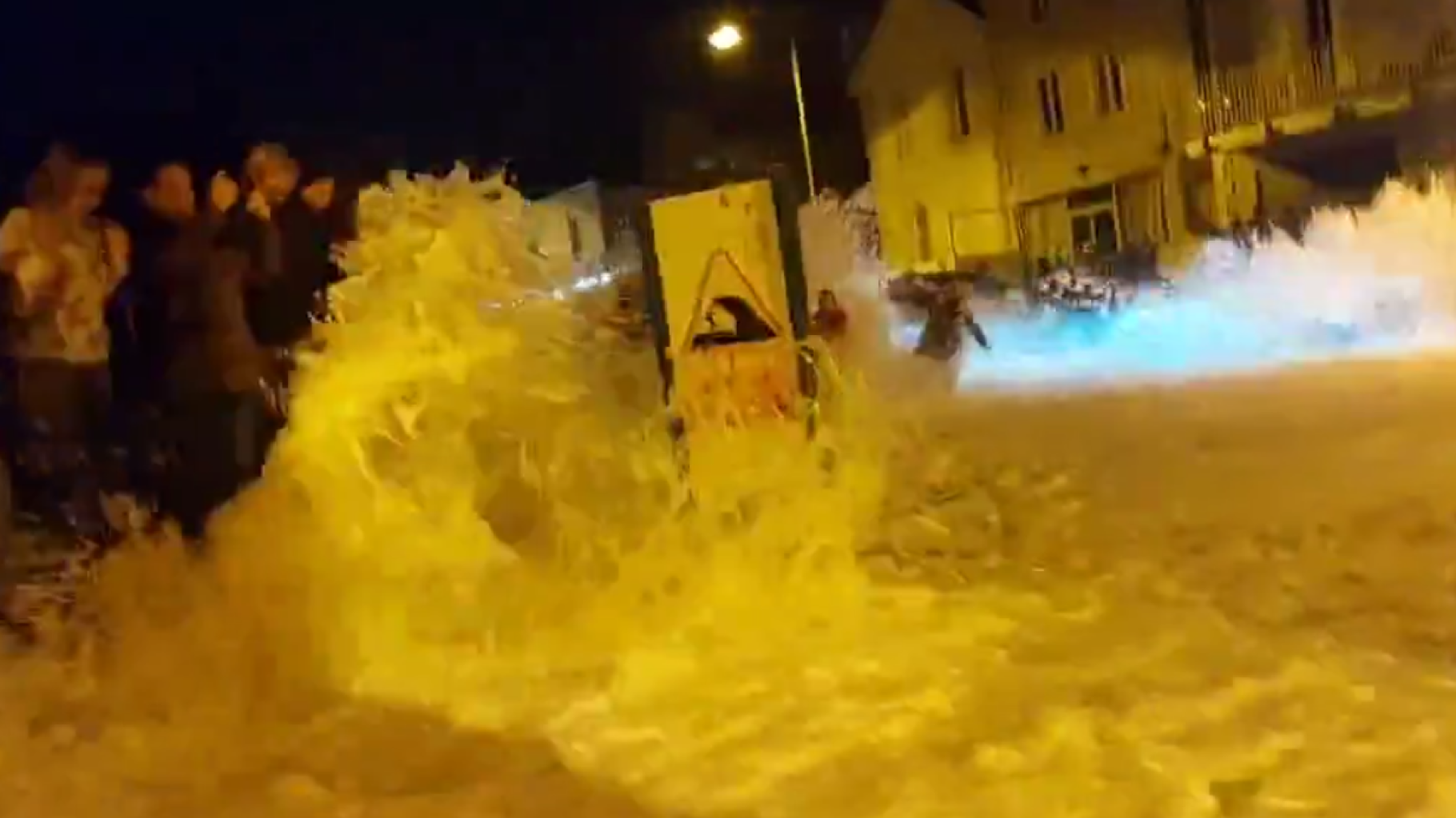 À Saint-Malo, les images impressionnantes de vagues géants balayant des passant sur la chaussée