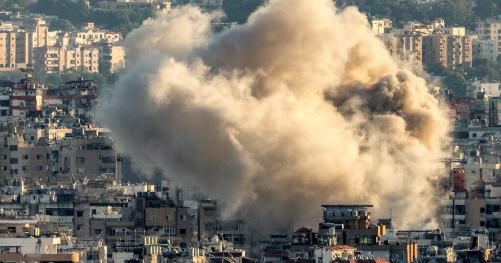 Un nuage de fumée s'élève de la banlieue sud de Beyrouth, un fief du Hezbollah, après un bombardement israélien, le 19 octobre 2024