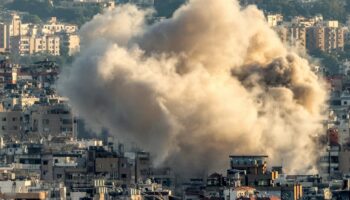 Un nuage de fumée s'élève de la banlieue sud de Beyrouth, un fief du Hezbollah, après un bombardement israélien, le 19 octobre 2024