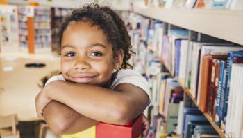 Comment la lecture peut-elle enrichir les vacances des enfants ?