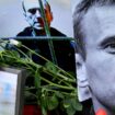 Des fleurs déposées autour de portraits de l'opposant russe Alexeï Navalny, mort en prison, le 23 février 2024 à Francfort, en Allemagne