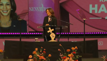 Présidentielle américaine : Kamala Harris fête ses 60 ans à l’église, une chorale lui chante « happy birthday »