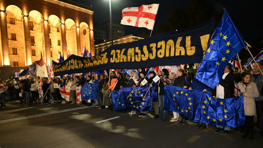 En Géorgie, des dizaines de milliers de manifestants pro-européens rassemblés avant les législatives