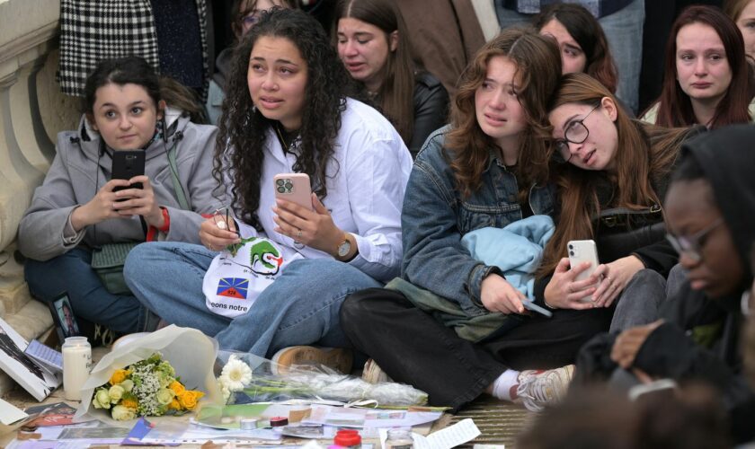 A Paris, l'hommage de fans au chanteur Liam Payne qui a marqué leur enfance