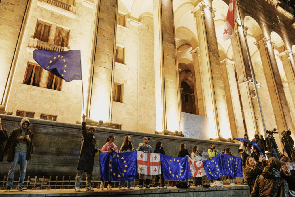 En Géorgie, des milliers de manifestants pro-européens rassemblés à Tbilissi avant des législatives cruciales