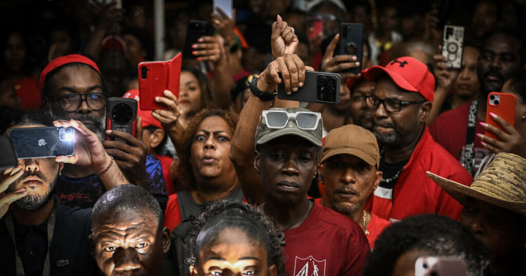 «A partir de lundi, la Martinique est bloquée» : pourquoi le mouvement contre la vie chère se poursuit malgré un accord sur la baisse des prix ?