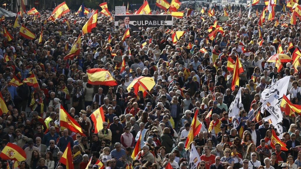 Espagne : des milliers de manifestants défilent contre le gouvernement de Pedro Sanchez