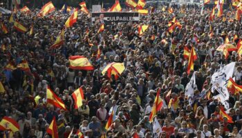 Espagne : des milliers de manifestants défilent contre le gouvernement de Pedro Sanchez