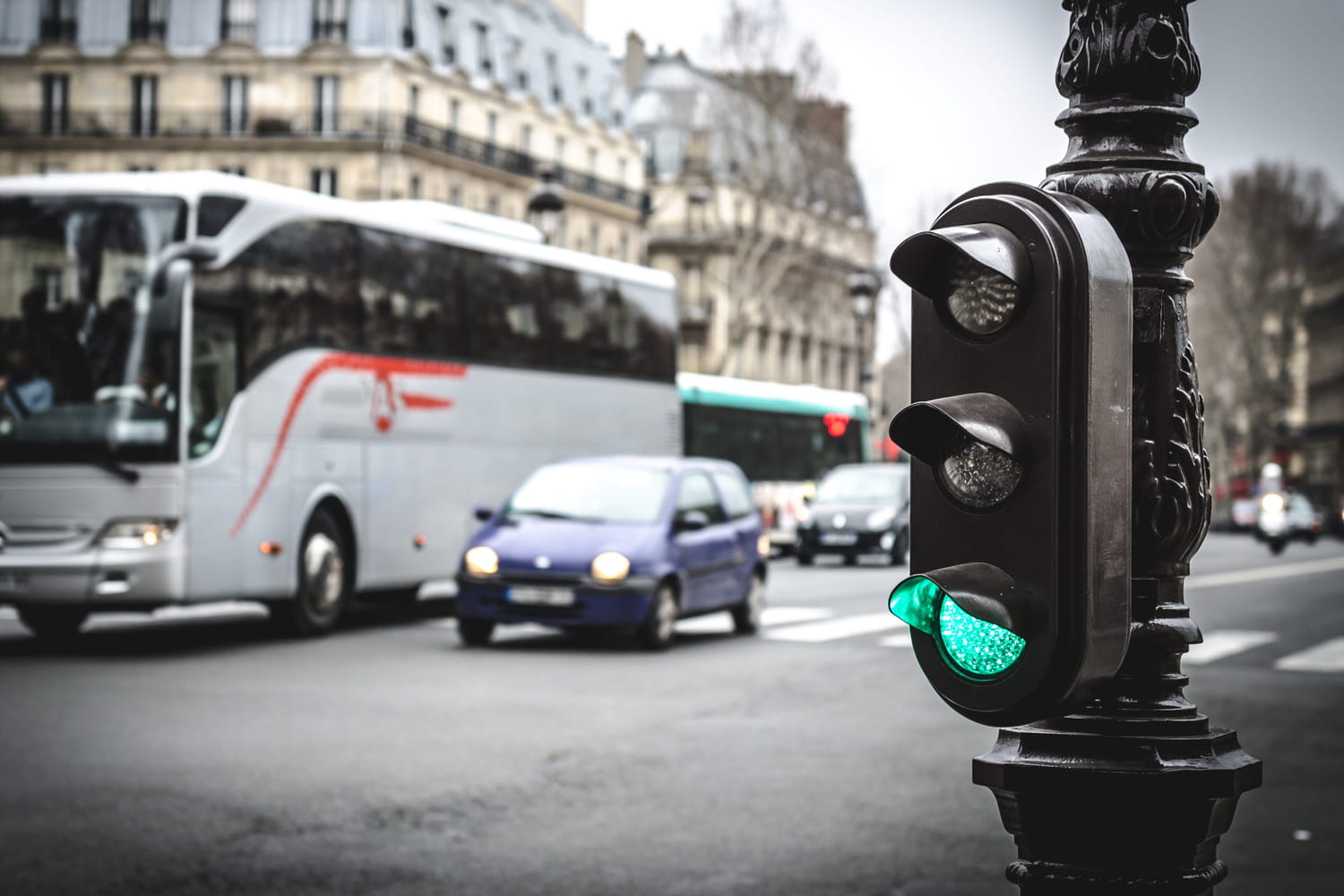 Une amende salée pour être passé au vert – le Code de la route punit cette infraction trop peu connue