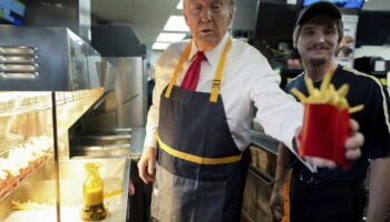 Donald Trump se met en scène chez McDo pour attaquer Kamala Harris