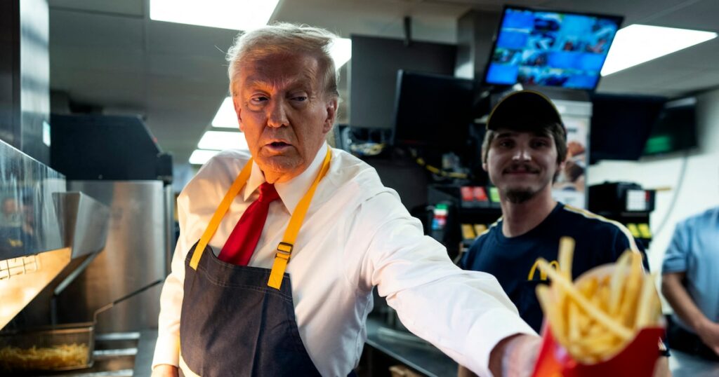 Donald Trump travaille derrière le comptoir lors d'une visite au restaurant McDonald's le 20 octobre 2024 à Feasterville-Trevose, en Pennsylvanie.