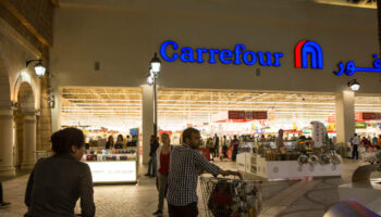 « Ils agrippent notre tee-shirt pour nous faire travailler vite » : Carrefour et sa franchise en Arabie saoudite épinglés par Amnesty International