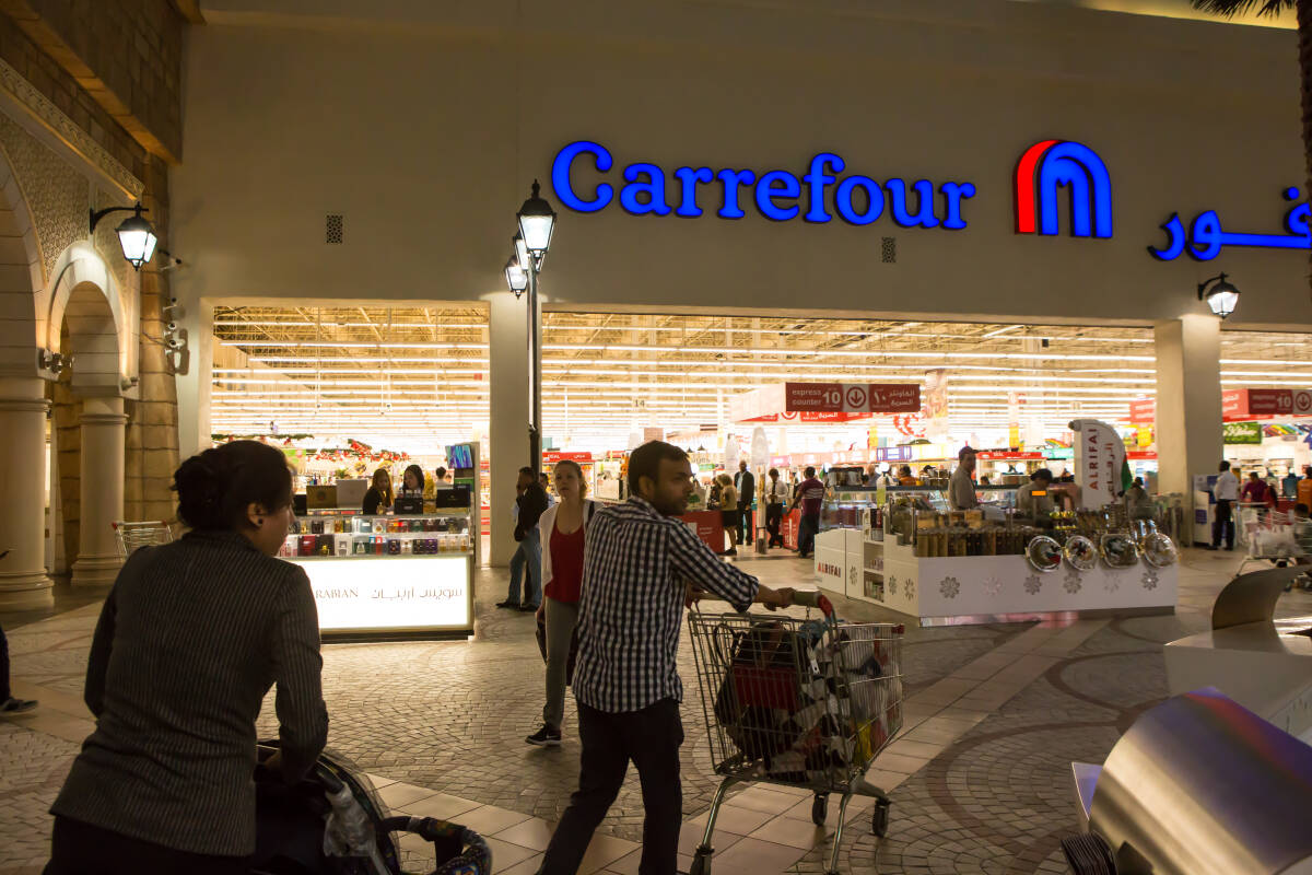 « Ils agrippent notre tee-shirt pour nous faire travailler vite » : Carrefour et sa franchise en Arabie saoudite épinglés par Amnesty International