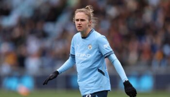 Vivianne Miedema among 100 women’s footballers urging Fifa to end Saudi oil deal