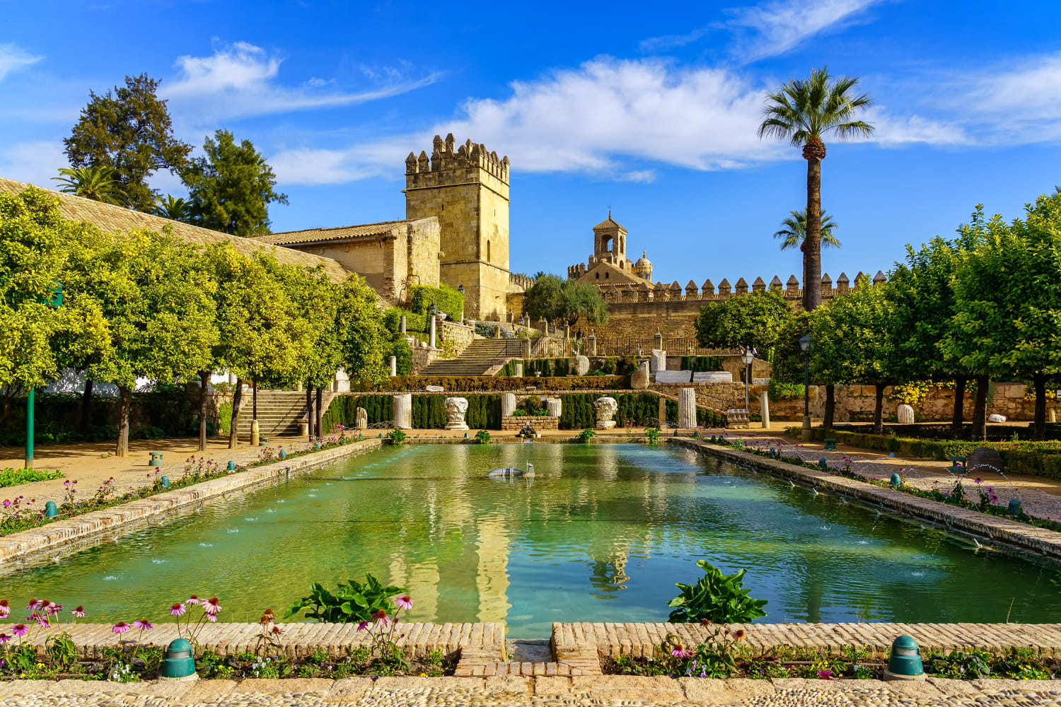 Oubliez Barcelone et les touristes, cette ville est idéale à voir en automne. Il y fait chaud et tout peut être visité à pied