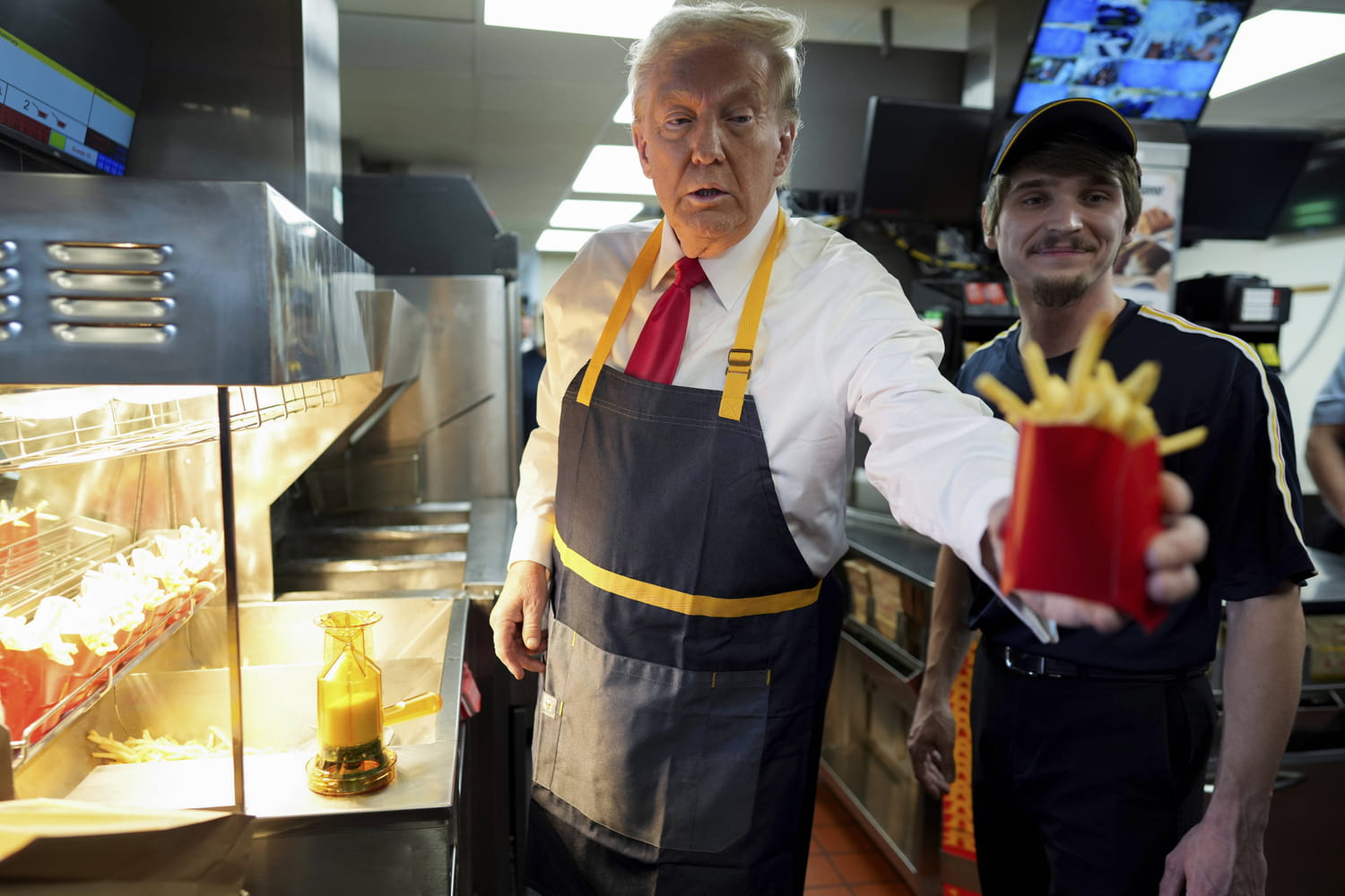 "C'est Trump qui régale" chez McDonald's, pourquoi l'ex-président se moque de Kamala Harris