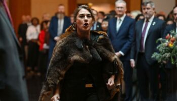 Le roi Charles III âprement interpellé sur la colonisation en Australie par une sénatrice aborigène