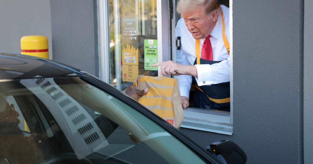 Donald Trump sert des frites chez McDonald’s pour attaquer Kamala Harris