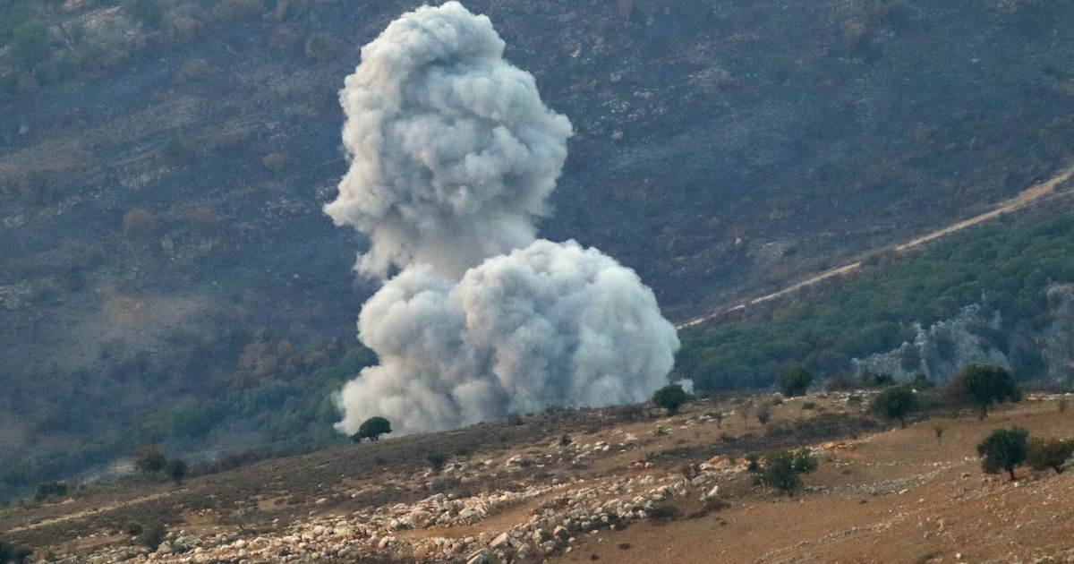 De la fumée s'élève au-dessus d'un secteur visé par une frappe israélienne dans le sud du Liban, près du fleuve Litani, le 12 octobre 2024