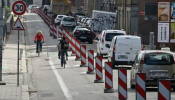 Des cyclistes sur une nouvelle piste cyclable aménagée à Grenoble, le 6 mai 2020