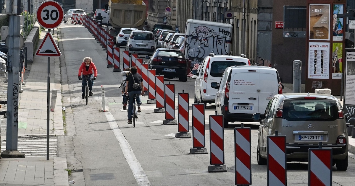 Des cyclistes sur une nouvelle piste cyclable aménagée à Grenoble, le 6 mai 2020