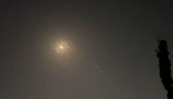 Cette vidéo de l'AFPTV prise le 14 avril 2024 montre des explosions illuminant le ciel de Jérusalem lors de l'attaque iranienne contre Israël. Les Gardiens de la révolution iraniens ont confirmé le 14 avril 2024 qu'une attaque de drones et de missiles était en cours contre Israël en représailles à l'attaque meurtrière du 1er avril contre le consulat de Damas. (Photo AFPTV / AFP)