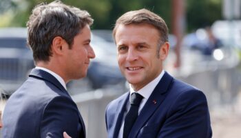 Emmanuel Macron et Gabriel Attal lors d'une cérémonie le 18 juin 2024, soit 9 jours après l'annonce de la dissolution.