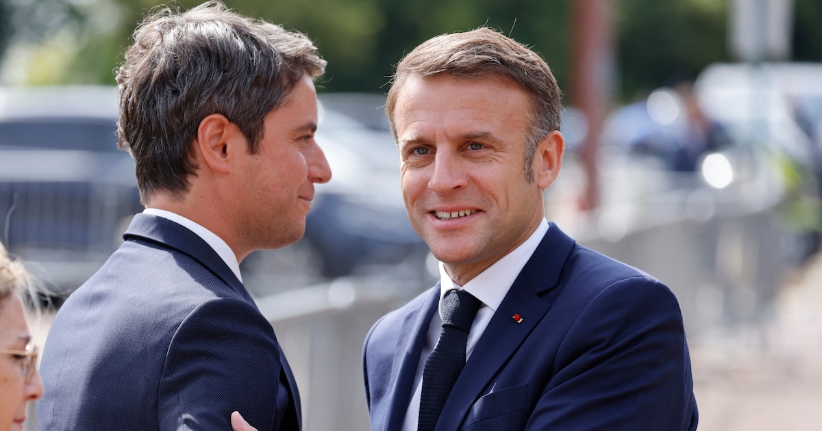 Emmanuel Macron et Gabriel Attal lors d'une cérémonie le 18 juin 2024, soit 9 jours après l'annonce de la dissolution.