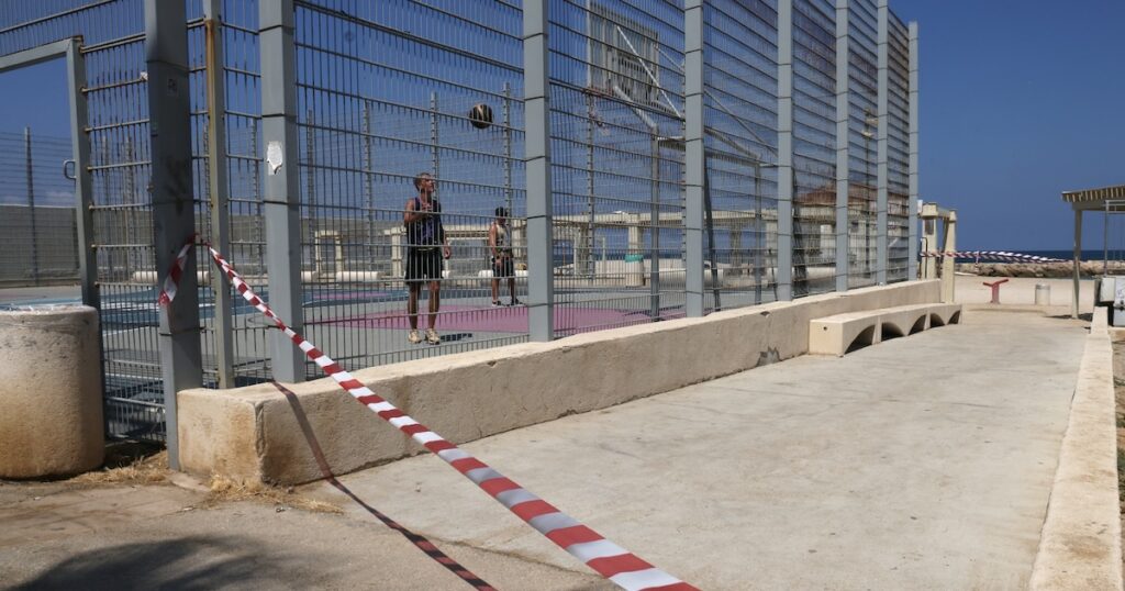 Un bandeau bloque l'entrée de la plage dans la ville portuaire de Haïfa, dans le nord d'Israël, le 25 août 2024