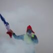 Un "gilet jaune" tient le drapeau français dans la fumée des gaz lacrymogènes lors d'une manifestation contre la hausse du coût de la vie, le 1er décembre 2018 à Paris