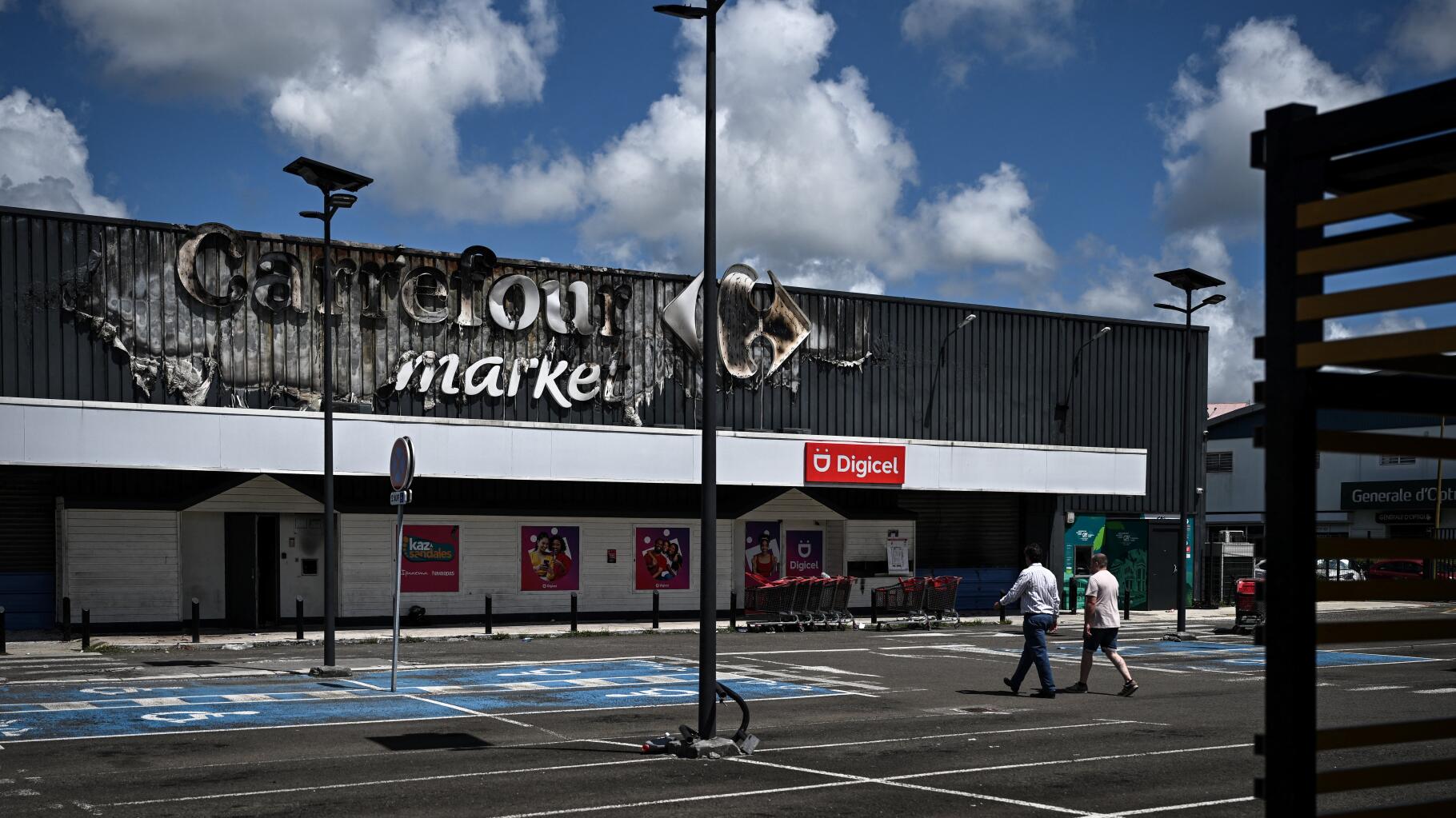 En Martinique, de nouveaux affrontements et des barrages malgré l’accord sur la vie chère