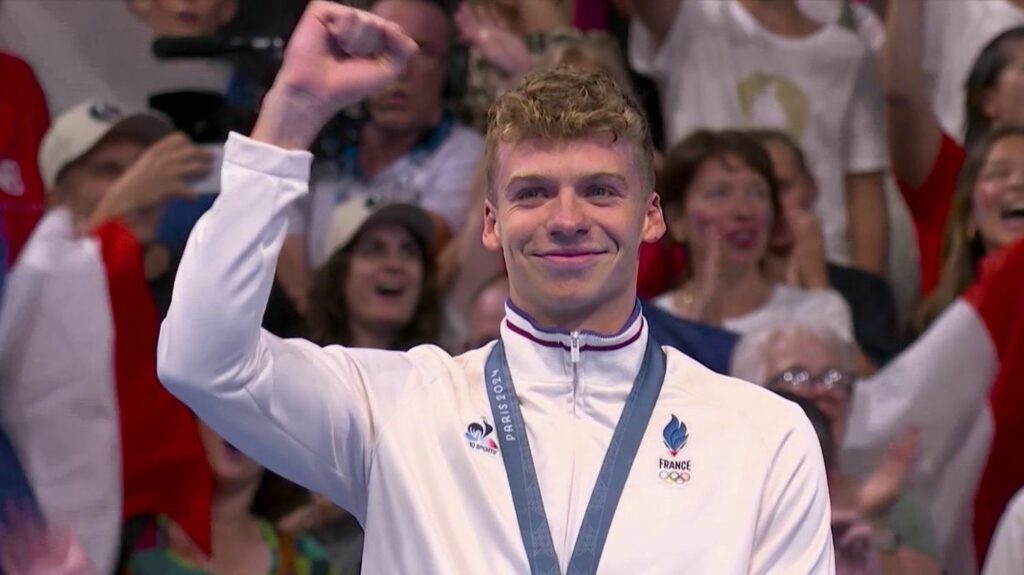 Léon Marchand : le champion olympique “héros” des jeunes de retour en compétition