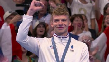 Léon Marchand : le champion olympique “héros” des jeunes de retour en compétition